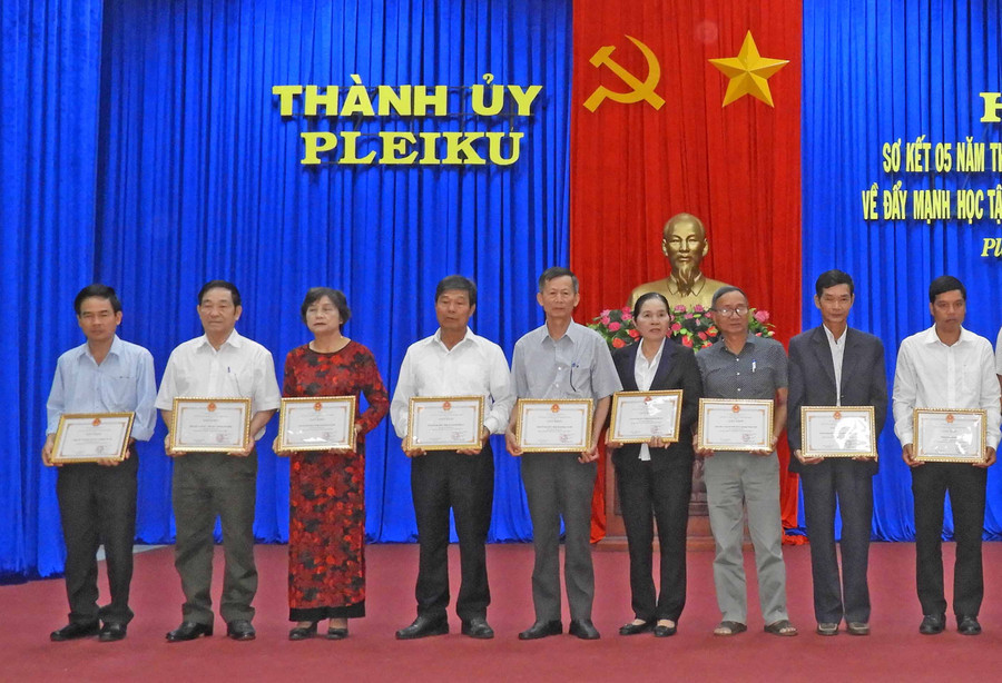 -Các tập thể và cá nhân có thành tích xuất sắc trong thực hiện Chỉ thị 05-CT/TW của Bộ Chính trị được khen thưởng (3871, 3897)