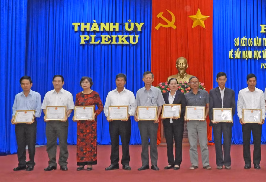 -Các tập thể và cá nhân có thành tích xuất sắc trong thực hiện Chỉ thị 05-CT/TW của Bộ Chính trị được khen thưởng (3871, 3897)