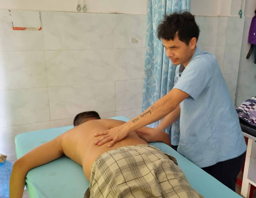 Anh Rơ Mah Thơm (làng Krai, xã Ia Kriêng, huyện Đức Cơ) đang xoa bóp bấm huyệt cho khách. Ảnh: Hà Phương