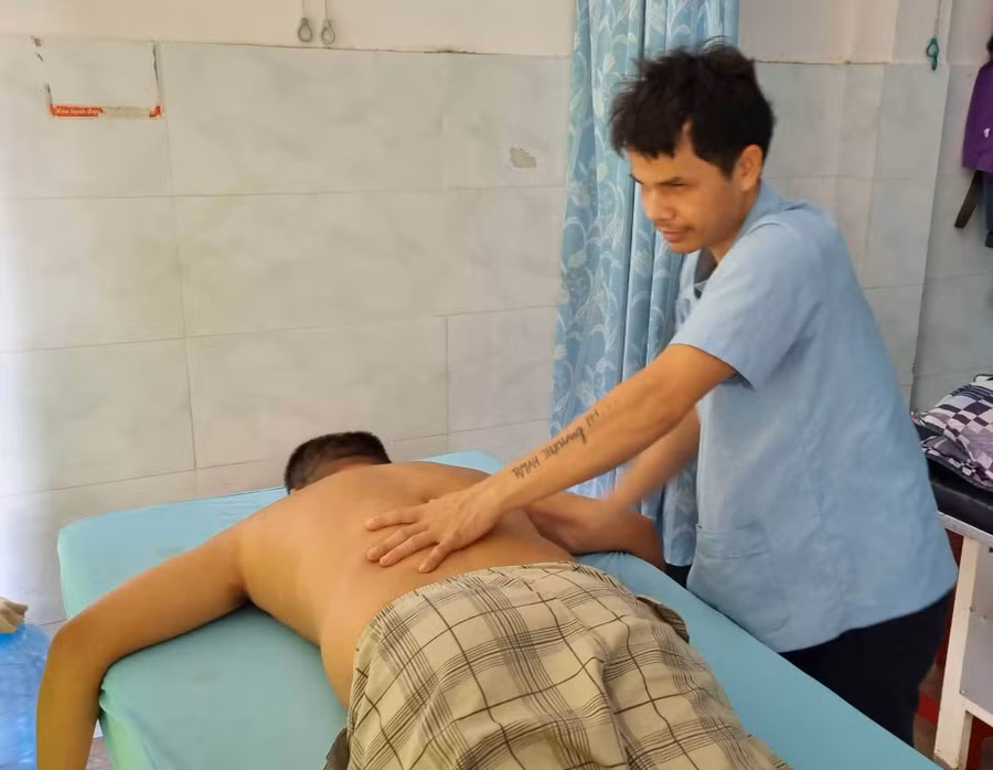 Anh Rơ Mah Thơm (làng Krai, xã Ia Kriêng, huyện Đức Cơ) đang xoa bóp bấm huyệt cho khách. Ảnh: Hà Phương