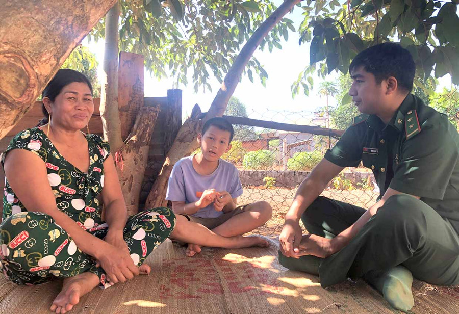 Từ khi cháu nội được nhận làm con nuôi, bà Lê Thị Quyền đã vơi bớt lo âu. Ảnh: Phương Dung Từ khi cháu nội được nhận làm con nuôi, bà Lê Thị Quyền đã vơi bớt sự lo âu. Ảnh: Phương Dung