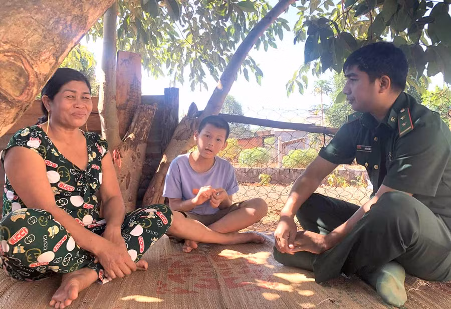 Từ khi cháu nội được nhận làm con nuôi, bà Lê Thị Quyền đã vơi bớt sự lo âu. Ảnh: Phương Dung