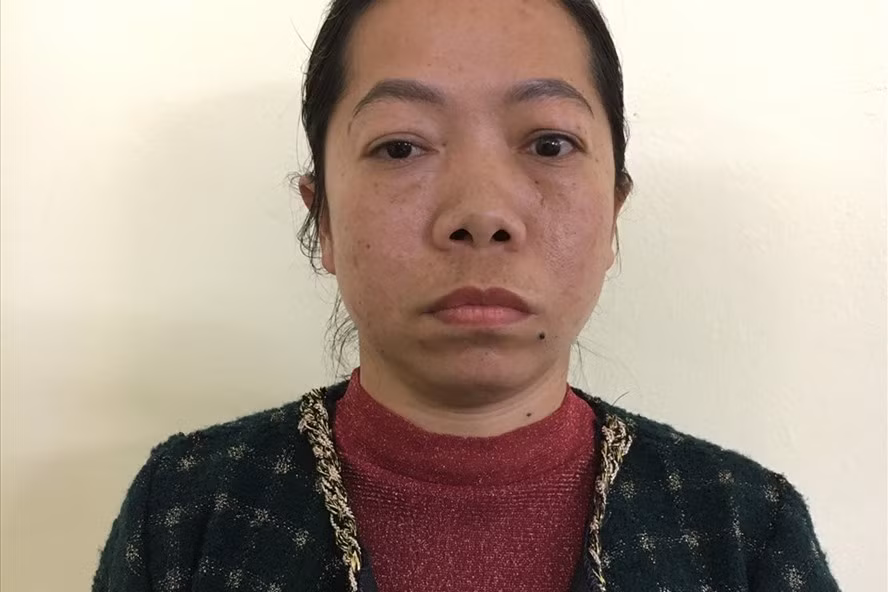 Một trong hai đối tượng là giả giấy chứng nhận quyền sử đụng đất (sổ đỏ) của bố chồng để thực hiện hành vi lừa đảo bị Công an huyện Đầm Hà (Quảng Ninh) khởi tố, bắt tạm giam. Ảnh: N. Khánh