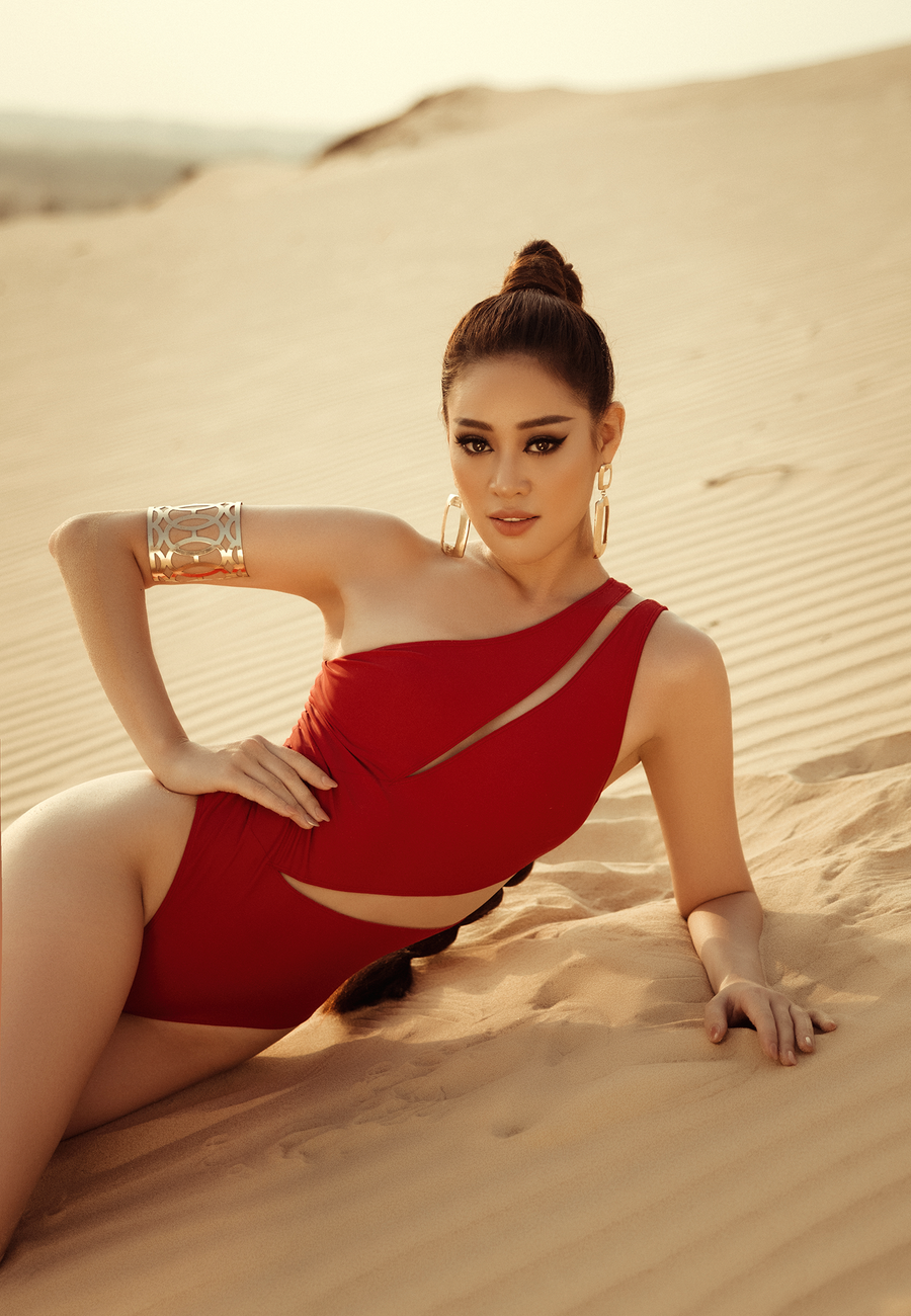 Trong trang phục áo tắm đỏ cắt xẻ táo bạo, Khánh Vân đã chứng minh cho khán giả thấy bản thân sẵn sàng cho cuộc thi Miss Universe, chỉ chờ ngày sải bước trên sân khấu. ẢNH: NGUYỄN LONG