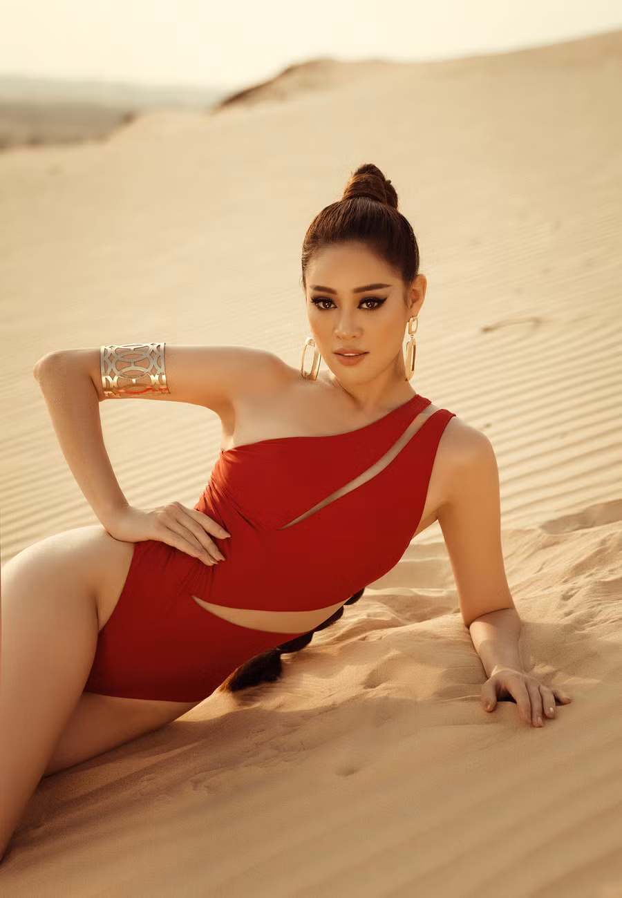 Trong trang phục áo tắm đỏ cắt xẻ táo bạo, Khánh Vân đã chứng minh cho khán giả thấy bản thân sẵn sàng cho cuộc thi Miss Universe, chỉ chờ ngày sải bước trên sân khấu. ẢNH: NGUYỄN LONG