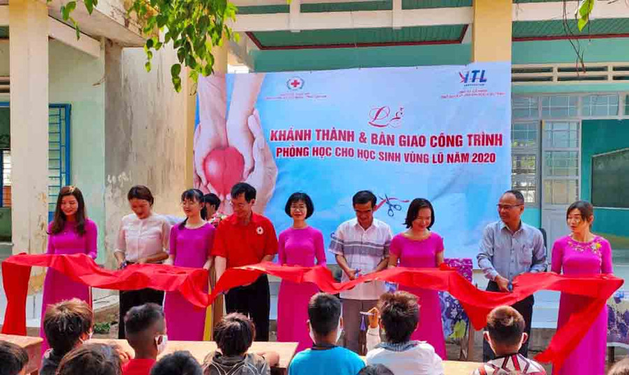 Cắt băng khánh thành, bàn giao phòng học cho HS vùng khó