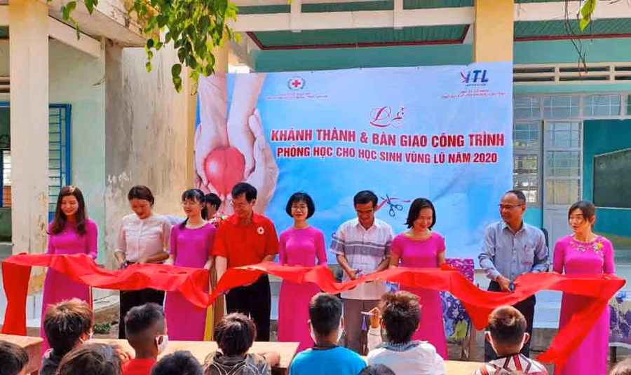 Cắt băng khánh thành, bàn giao phòng học cho HS vùng khó