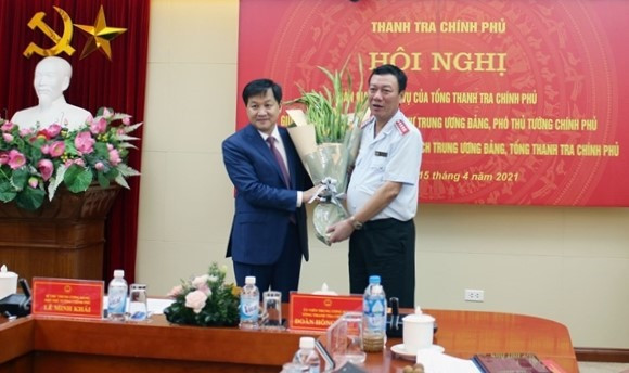 Phó Thủ tướng Lê Minh Khái tặng hoa chúc mừng tân Tổng Thanh tra Chính phủ Đoàn Hồng Phong. Ảnh: Báo Thanh tra Phó Thủ tướng Lê Minh Khái tặng hoa chúc mừng tân Tổng Thanh tra Chính phủ Đoàn Hồng Phong. Ảnh: Báo Thanh tra