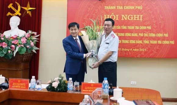 Phó Thủ tướng Lê Minh Khái tặng hoa chúc mừng tân Tổng Thanh tra Chính phủ Đoàn Hồng Phong. Ảnh: Báo Thanh tra