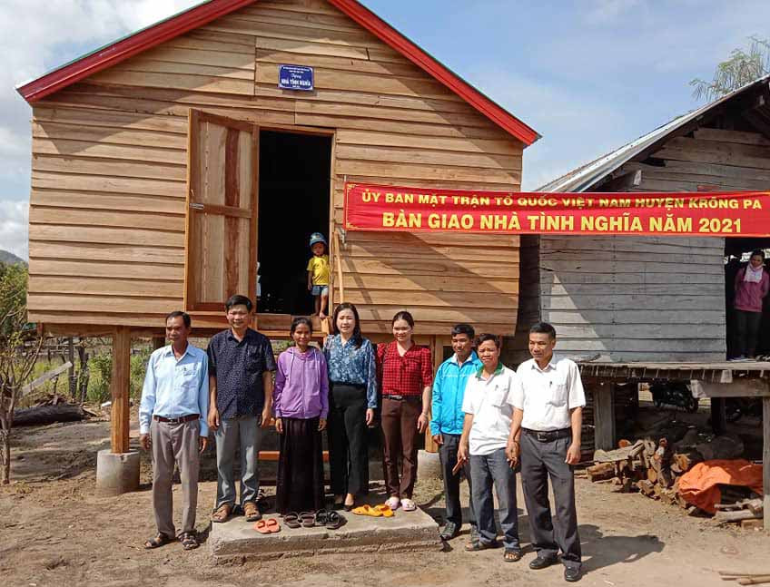 Quang cảnh buổi lễ bàn giao “Nhà tình nghĩa” cho gia đình bà Rah Lan H’Tam. Ảnh: Hà Phương