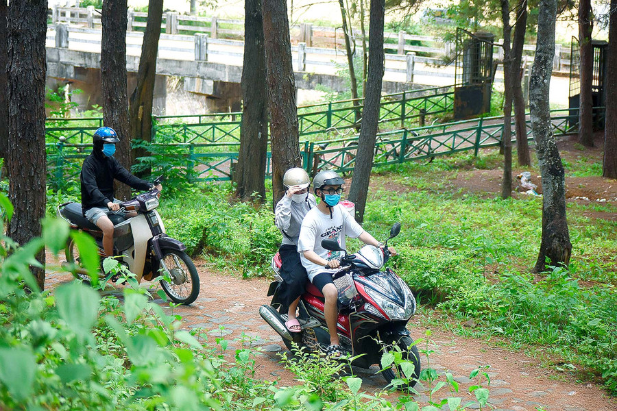 Tại khu vực cầu treo Biển Hồ, du khách tham quan cũng chấp hành rất tốt quy định đeo khẩu trang để phòng dịch. Tại khu vực cầu treo Biển Hồ, sáng ngày 30-4 rất đông người dân và du khách đến tham quan dã ngoại.