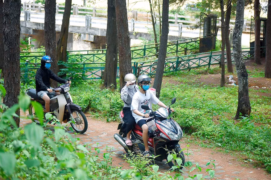 Tại khu vực cầu treo Biển Hồ, sáng ngày 30-4 rất đông người dân và du khách đến tham quan dã ngoại.