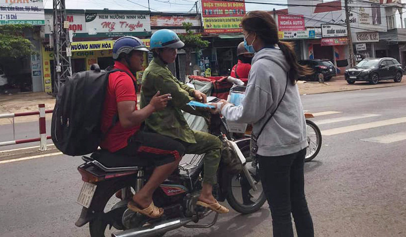 Đoàn viên, thanh niên phát khẩu trang miễn phí cho người dân. Đoàn viên thanh niên phát 700 khẩu trang miễn phí cho người dân. (ảnh 2)