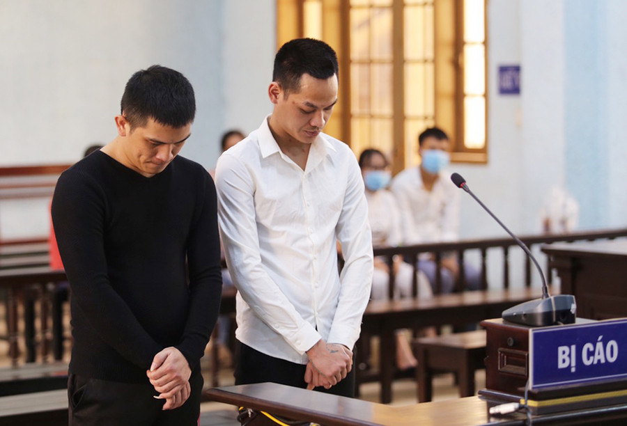  Bình (trái) và Tố trong phiên tòa xét xử sơ thẩm. Ảnh: Văn Ngọc