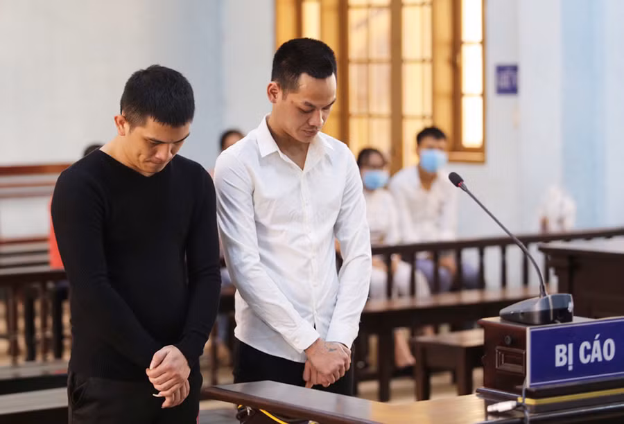  Bình (trái) và Tố trong phiên tòa xét xử sơ thẩm. Ảnh: Văn Ngọc