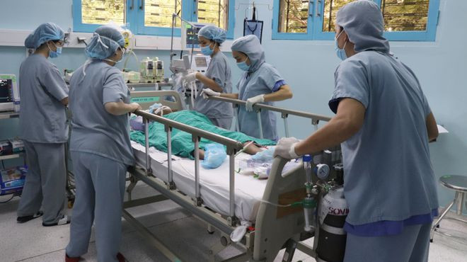 Cậu con trai hồi sinh từ quả thận của cha. ẢNH: BVCC Cậu con trai hồi sinh từ quả thận của cha. ẢNH: BVCC