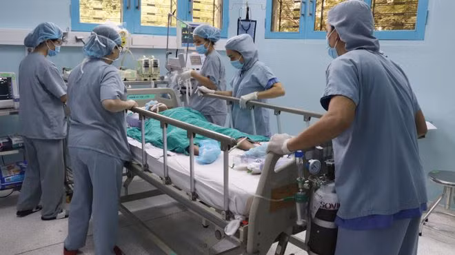 Cậu con trai hồi sinh từ quả thận của cha. ẢNH: BVCC