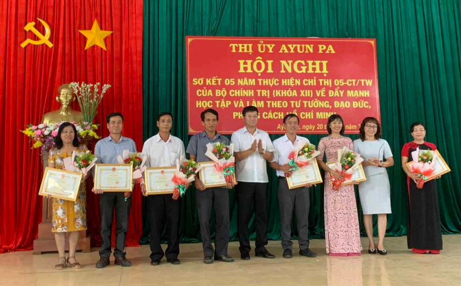 Lãnh đạo UBND thị xã Ayun Pa tặng giấy khen cho các tập thể có thành tích xuất sắc trong học tập và làm theo tư tưởng, đạo đức, phong cách Hồ Chí Minh giai đoạn 2016-2020. Ảnh.Vũ Chi