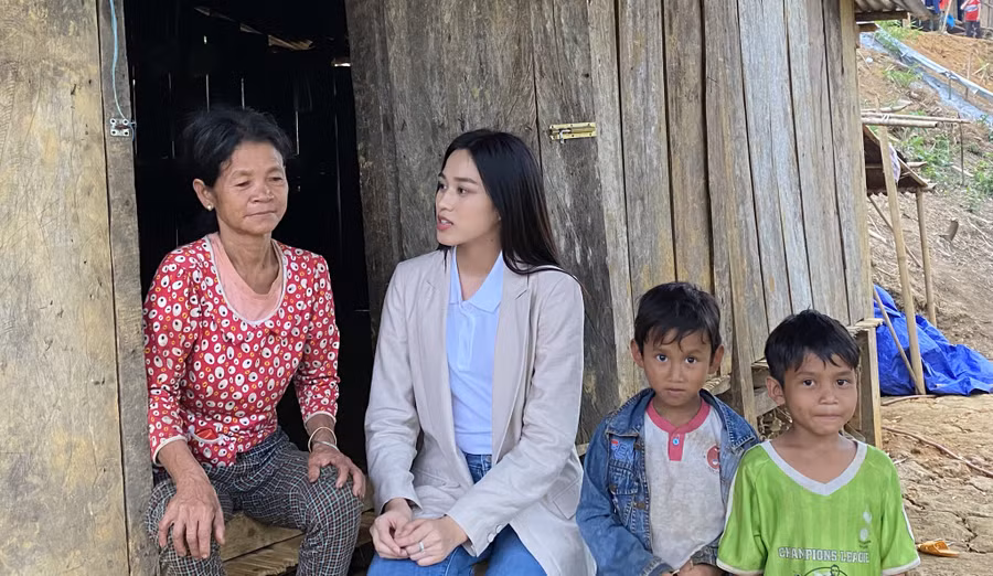 Hoa hậu Đỗ Thị Hà đi khảo sát thực tế dự án nhân ái cho 'Hoa hậu Thế giới 2021'. ẢNH: BTC