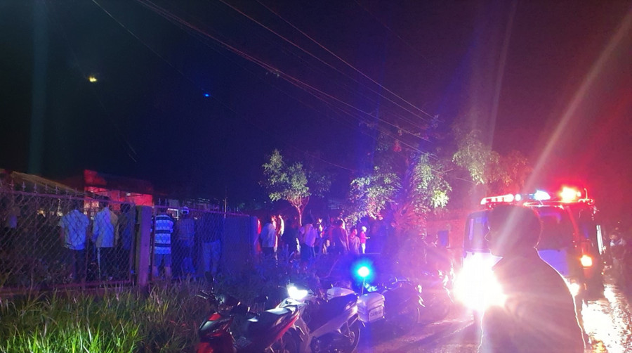 Ngọn lửa nhanh chóng bùng phát lan qua nhà bà Phạm Thị Vững. ẢNH: TRÙNG DƯƠNG