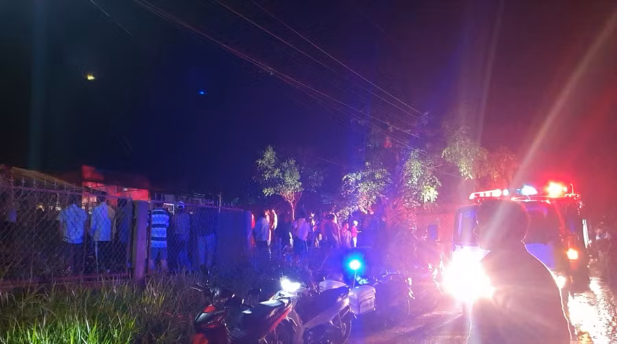 Ngọn lửa nhanh chóng bùng phát lan qua nhà bà Phạm Thị Vững. ẢNH: TRÙNG DƯƠNG