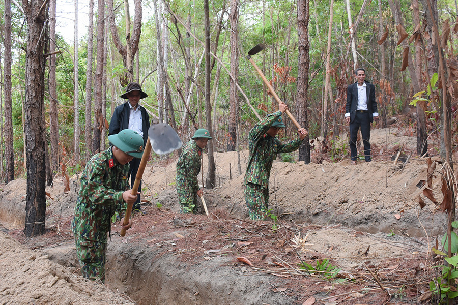 Hành trình tìm hài cốt liệt sĩ của Đội Quy tập mộ liệt sĩ chưa bao giờ ngơi nghỉ. Ảnh: Minh Nguyễn Hành trình tìm hài cốt liệt sĩ của Đội Quy tập mộ liệt sĩ chưa bao giờ ngơi nghỉ. Ảnh: Minh Nguyễn