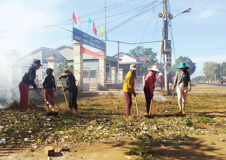 Các cấp Hội Phụ nữ trong tỉnh thường xuyên tổ chức dọn dẹp vệ sinh tại khu vực công cộng. Ảnh: Nhật Hào Các cấp Hội phụ nữ trong tỉnh thường xuyên tổ chức các hoạt động dọn dẹp vệ sinh tại các khu vực công cộng. Ảnh: Nhật Hào