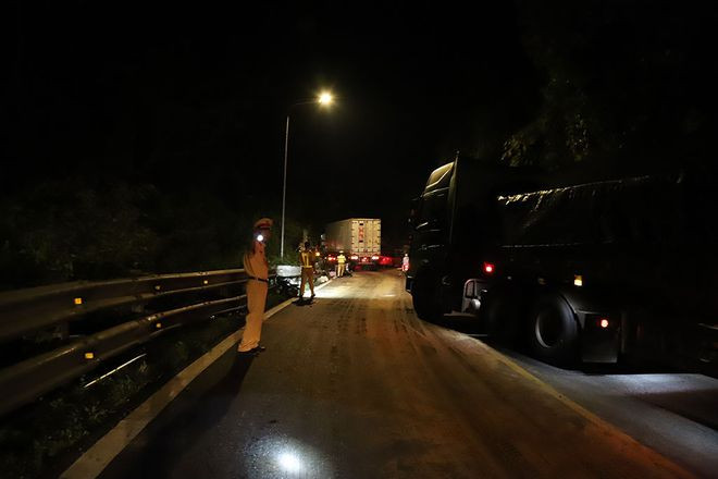 Lực lượng Cảnh sát xuyên đêm điều tiết giao thông