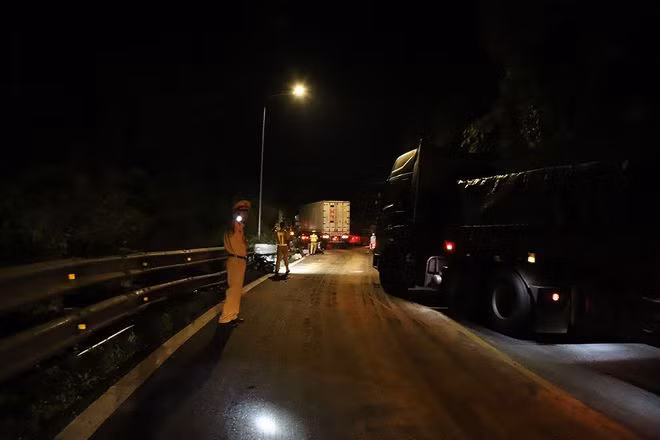 Lực lượng Cảnh sát xuyên đêm điều tiết giao thông