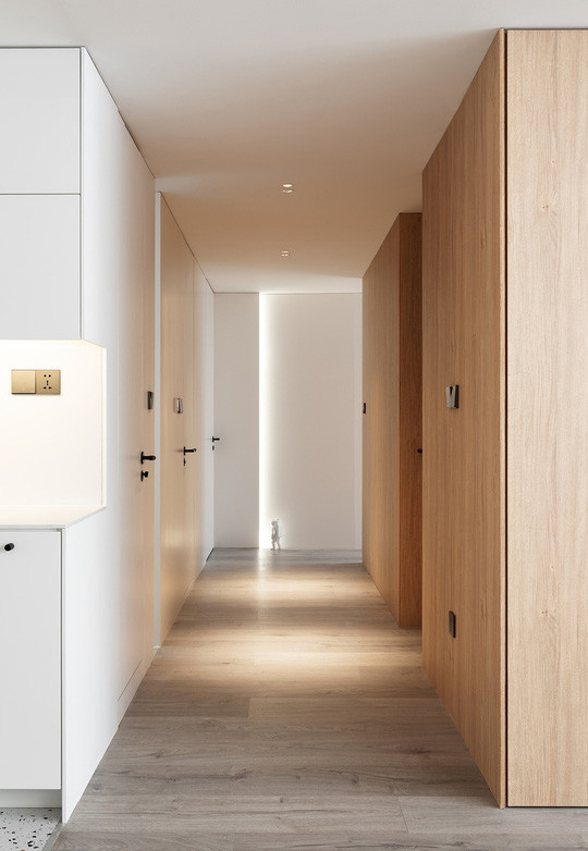 Sảnh dẫn từ không gian sinh hoạt chung vào các phòng chức năng, được phân biệt bởi màu sắc. Cụ thể, bên màu nâu là phòng ngủ của các thành viên gia đình. Bên màu trắng là phòng giặt, nhà vệ sinh chung cùng phòng ngủ khách. Sảnh dẫn từ không gian sinh hoạt chung vào các phòng chức năng, được phân biệt bởi màu sắc. Cụ thể, bên màu nâu là phòng ngủ của các thành viên gia đình. Bên màu trắng là phòng giặt, nhà vệ sinh chung cùng phòng ngủ khách.