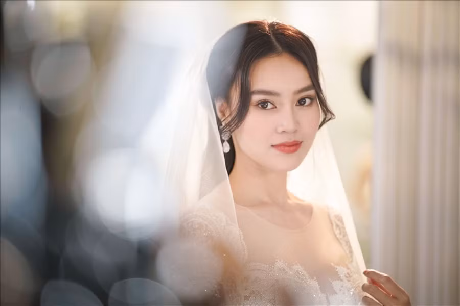 Mới đây nhất, họ hợp tác chung trong bộ phim điện ảnh 1990. Nhân dịp này, họ cũng chia sẻ những trăn trở của cuộc đời ở lứa tuổi 30. Trong bộ ảnh, Lan Ngọc diện váy cưới nhẹ nhàng, ngọt ngọt. Ảnh: NSCC.