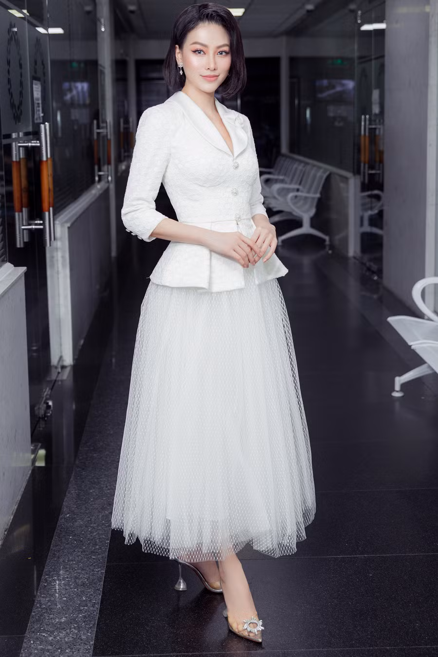 Hoa hậu Phương Khánh xuất hiện tại cuộc thi với trang phục thanh lịch. Đây cũng là một trong những phong cách mà Hoa hậu Trái đất 2018 hướng đến thời gian gần đây khi xuất hiện trước công chúng.