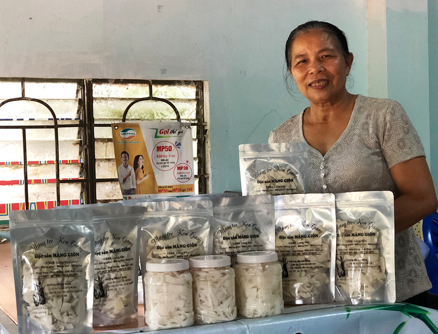 Bà Hồ Thị Vân (làng Kóp, xã Kon Gang, huyện Đak Đoa) giới thiệu sản phẩm măng giòn Vân Long đạt 3 sao cấp tỉnh. Ảnh: Lê Nam