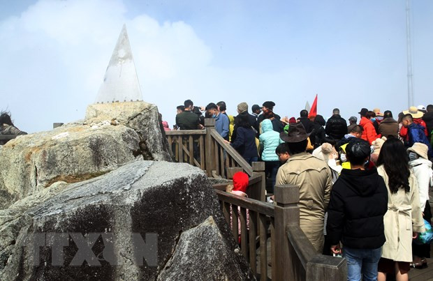 Đông đảo khách du lịch chinh phục đỉnh Fansipan sau khi dịch COVID-19 cơ bản được khống chế. (Ảnh: Quốc Khánh/TTXVN)