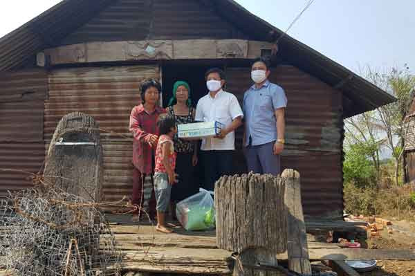 Ông Đoàn Ngọc Hải và lãnh đạo Uỷ ban MTTQ Việt Nam thị xã Ayun Pa tới thăm, trao quà, kinh phí xây dựng nhà tình thương cho gia đình bà Rah Lan Eir (xã Ia Rtô, thị xã Ayun Pa). Ảnh: Vũ Chi