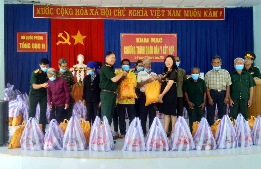 Tặng quà cho đối tượng chính sách. Ảnh: Minh Thoan