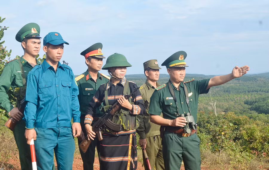 Cán bộ, chiến sĩ Đồn Biên phòng Ia Nan (huyện Đức Cơ) cùng với người dân tuần tra biên giới. Ảnh: Nguyễn Văn Chiến