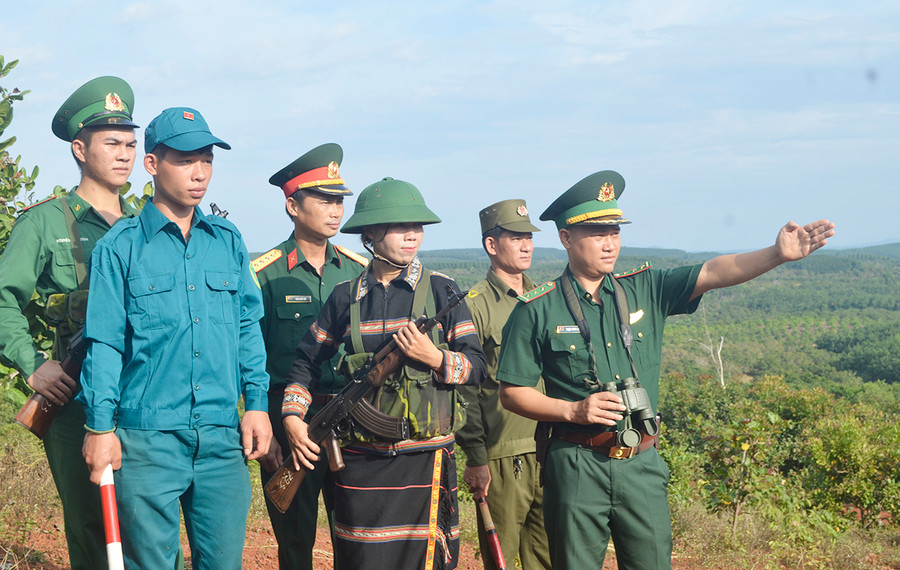 Cán bộ, chiến sĩ Đồn Biên phòng Ia Nan (huyện Đức Cơ) cùng với người dân tuần tra biên giới. Ảnh: Nguyễn Văn Chiến Cán bộ, chiến sĩ Đồn Biên phòng Ia Nan (huyện Đức Cơ) cùng với người dân tuần tra biên giới. Ảnh: Nguyễn Văn Chiến
