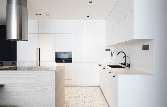 Hệ tủ cao chạm trần cho phép chủ nhà giấu hết đồ đạc, kể cả tủ lạnh. Cũng nhờ các hệ tủ và cách bố trí nội thất mà gia chủ có thói quen sống gọn gàng hơn. Hệ tủ cao chạm trần cho phép chủ nhà giấu hết đồ đạc, kể cả tủ lạnh. Cũng nhờ các hệ tủ và cách bố trí nội thất mà gia chủ có thói quen sống gọn gàng hơn.