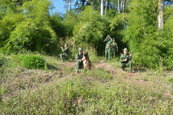 Cán bộ, chiến sĩ Đồn Biên phòng Cửa khẩu Quốc tế Lệ Thanh tuần tra bảo vệ biên giới. Ảnh: Anh Huy 