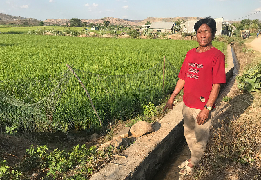 Ông Rmah Quang (xã Ayun Hạ, huyện Phú Thiện) kiểm tra kênh nội đồng dẫn nước vào ruộng lúa của gia đình. Ảnh: Nguyễn Diệp