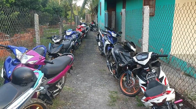 Hàng loạt xe máy của “quái xế” bị Công an tạm giữ.