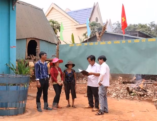 Cán bộ Ủy ban bầu cử huyện Ia Grai (Gia Lai) tăng cường tiếp xúc cử tri, tuyên truyền thông tin sâu rộng cuộc bầu cử đến đồng bào vùng dân tộc thiểu số, vùng sâu, vùng xa. (Ảnh: Hồng Điệp/TTXVN)