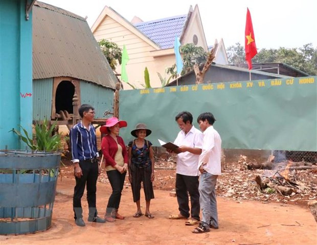 Cán bộ Ủy ban bầu cử huyện Ia Grai (Gia Lai) tăng cường tiếp xúc cử tri, tuyên truyền thông tin sâu rộng cuộc bầu cử đến đồng bào vùng dân tộc thiểu số, vùng sâu, vùng xa. (Ảnh: Hồng Điệp/TTXVN) Cán bộ Ủy ban bầu cử huyện Ia Grai (Gia Lai) tăng cường tiếp xúc cử tri, tuyên truyền thông tin sâu rộng cuộc bầu cử đến đồng bào vùng dân tộc thiểu số, vùng sâu, vùng xa. (Ảnh: Hồng Điệp/TTXVN)