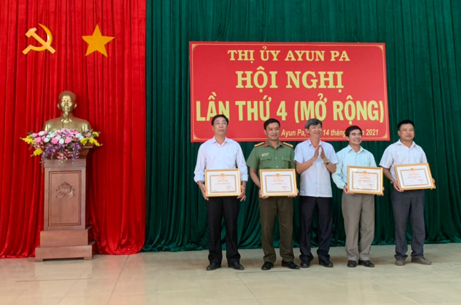 Ban Chấp hành Đảng bộ thị xã Ayun Pa tặng giấy khen cho các tổ chức cơ sở Đảng đạt "Trong sạch, vững mạnh" tiêu biểu năm 2020. Ảnh: Vũ Chi Ban Chấp hành Đảng bộ thị xã Ayun Pa tặng giấy khen cho các tập thể đạt tiêu chuẩn trong sạch vững mạnh tiêu biểu năm 2020. Ảnh: Vũ Chi