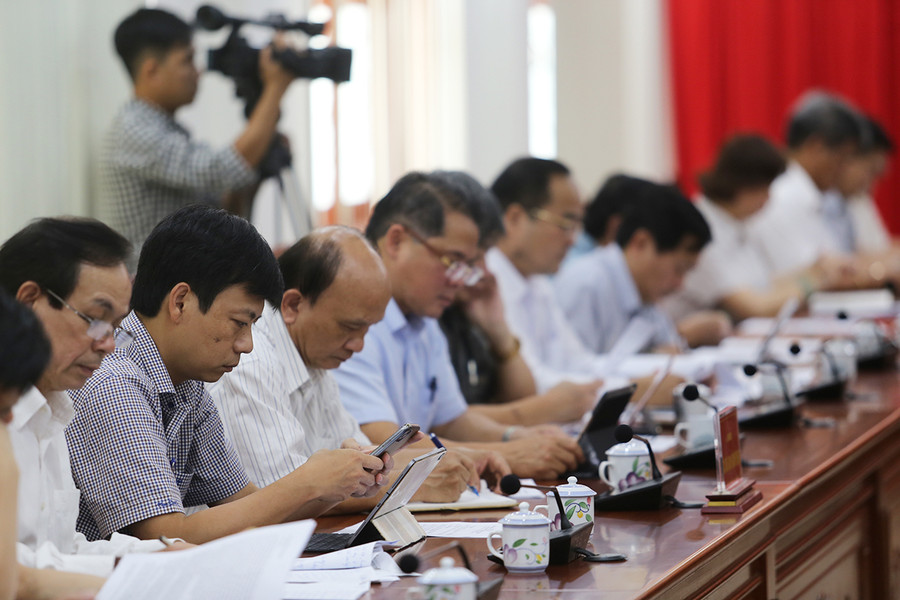 Đại diện lãnh đạo các sở, ban, ngành tham dự Hội nghị đưa ra nhiều ý kiến để nâng cao hiệu quả trong phòng, chống tham nhũng. Ảnh: Văn Ngọc 