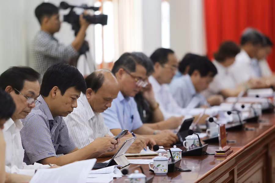 Đại diện lãnh đạo các sở, ban, ngành tham dự Hội nghị đưa ra nhiều ý kiến để nâng cao hiệu quả trong phòng, chống tham nhũng. Ảnh: Văn Ngọc 