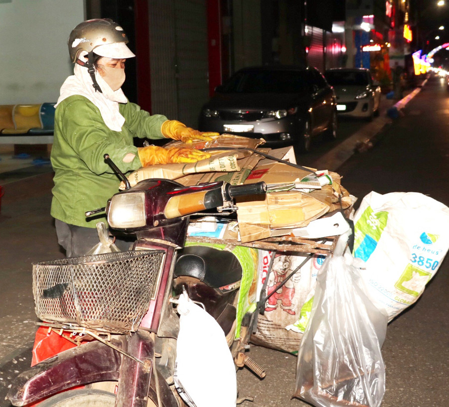 Công việc nhặt phế liệu giúp cuộc sống gia đình chị Nguyễn Thị Hồng Phấn đỡ chật vật hơn. Ảnh: Nhật Hào Công việc nhặt phế liệu giúp cuộc sống gia đình chị Nguyễn Thị Hồng Phấn đỡ chật vật hơn. Ảnh: Nhật Hào