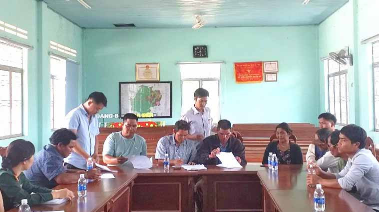 Người dân ký biên bản nhận đất...