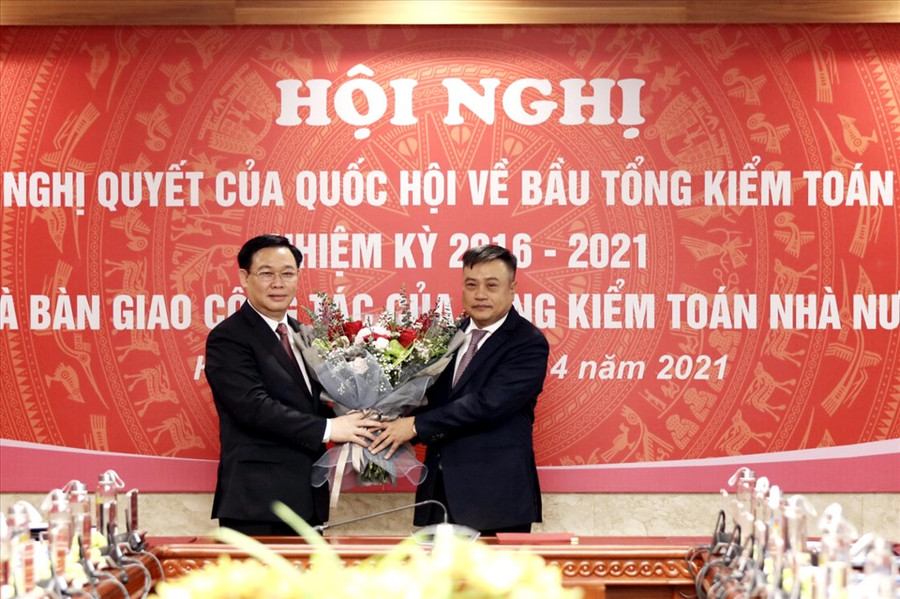Chủ tịch Quốc hội Vương Đình Huệ tặng hoa Tổng Kiểm toán Nhà nước Trần Sỹ Thanh. Ảnh: VGP/Nhật Bắc Chủ tịch Quốc hội Vương Đình Huệ tặng hoa Tổng Kiểm toán Nhà nước Trần Sỹ Thanh. Ảnh: VGP/Nhật Bắc